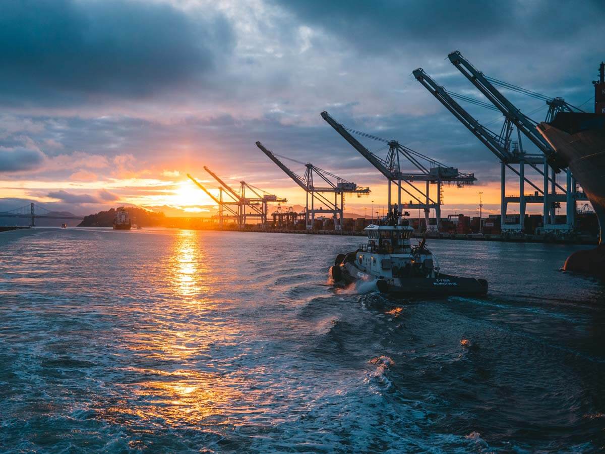 金宥人力仲介漁業移工，夕陽與藍色的海岸